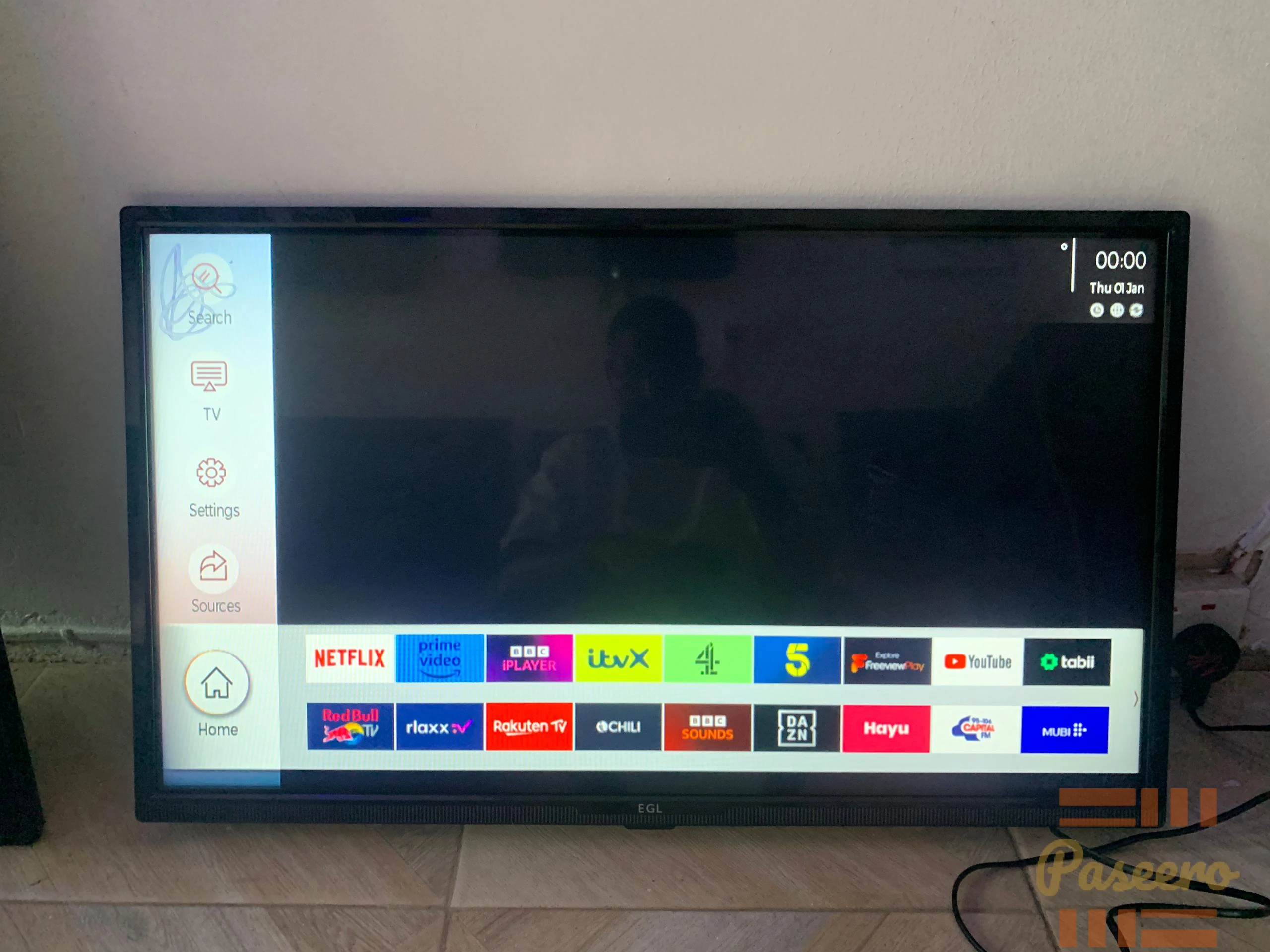 EGL smart TV 32 inches FULL HD display with free Netflix account and youtub