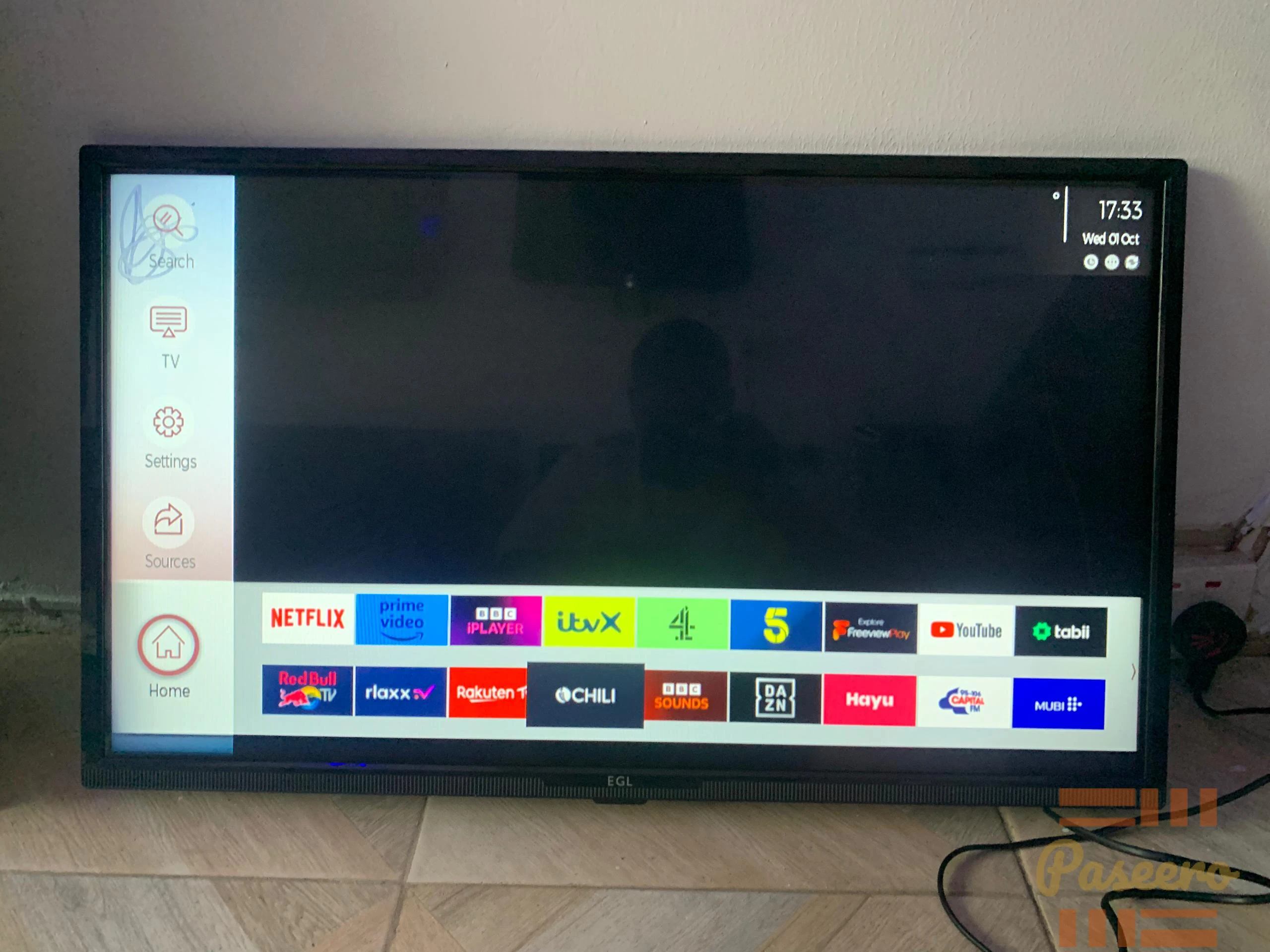 EGL smart TV 32 inches FULL HD display with free Netflix account and youtub1