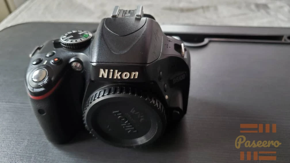Nikon D5100 camera with len