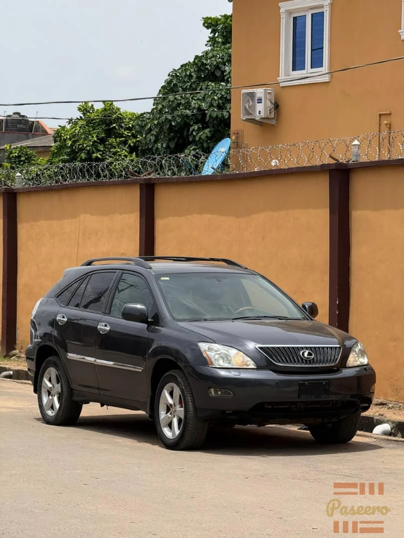 Extremely Clean Registrered 2005 Lexus RX3303