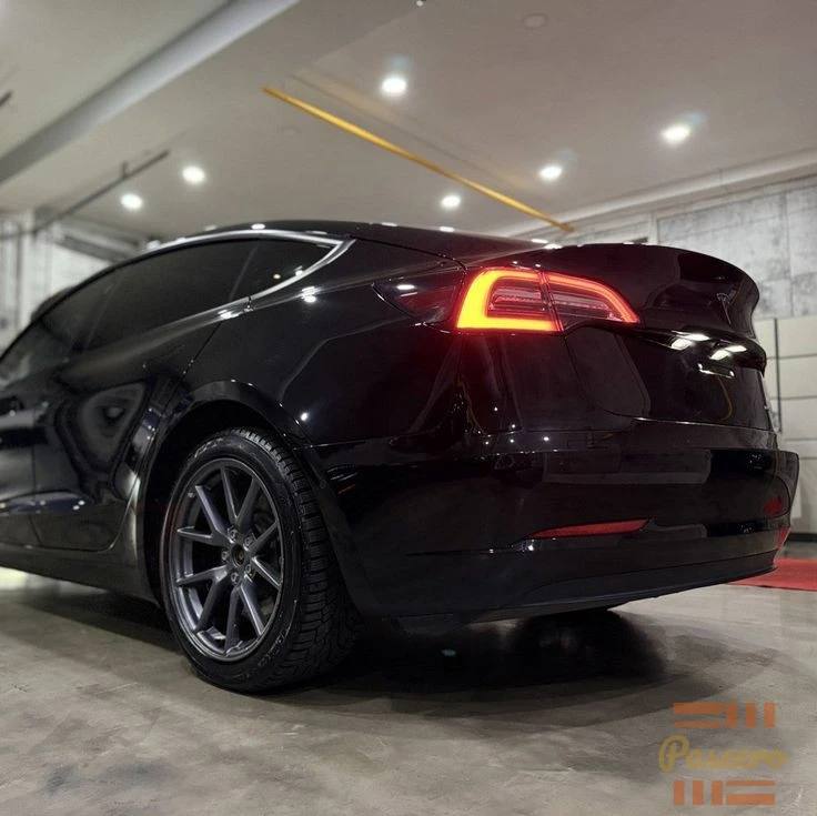 Tesla model 32