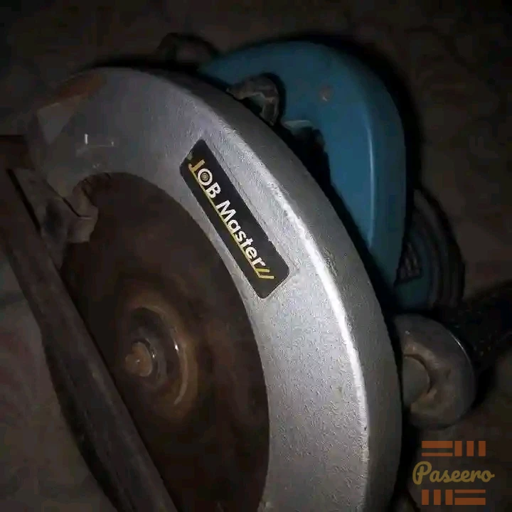 Fairly used Job Master circular saw, 2200watts, 4100r/min, 235mm.