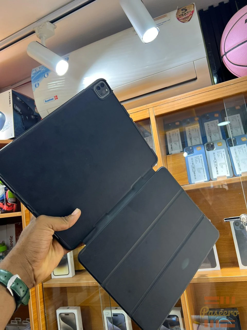 Apple iPad Pro 12.9-inch (6th Gen) 256GB Tablet1