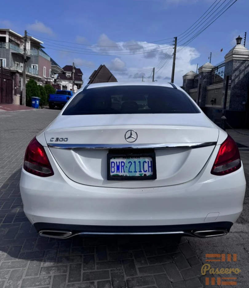2015 Mercedes Benz C300 With Keyless RevCam and Navigation / BSM / Wheels9