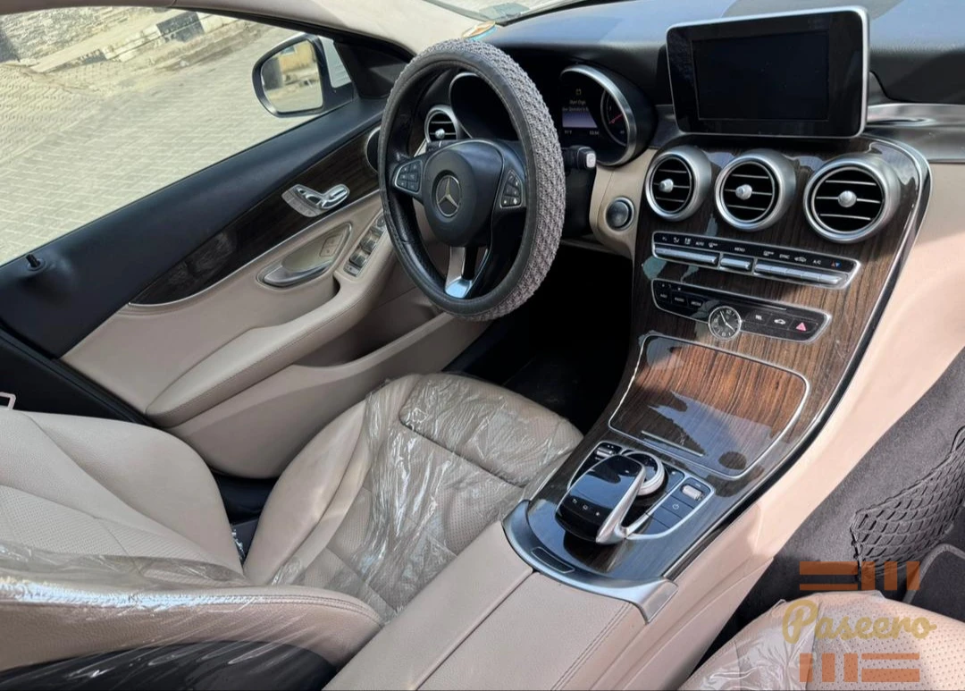 2015 Mercedes Benz C300 With Keyless RevCam and Navigation / BSM / Wheels4