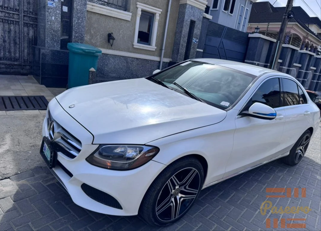2015 Mercedes Benz C300 With Keyless RevCam and Navigation / BSM / Wheels1