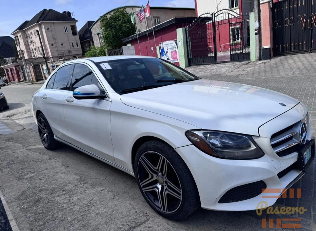 2015 Mercedes Benz C300 With Keyless RevCam and Navigation / BSM / Wheels2