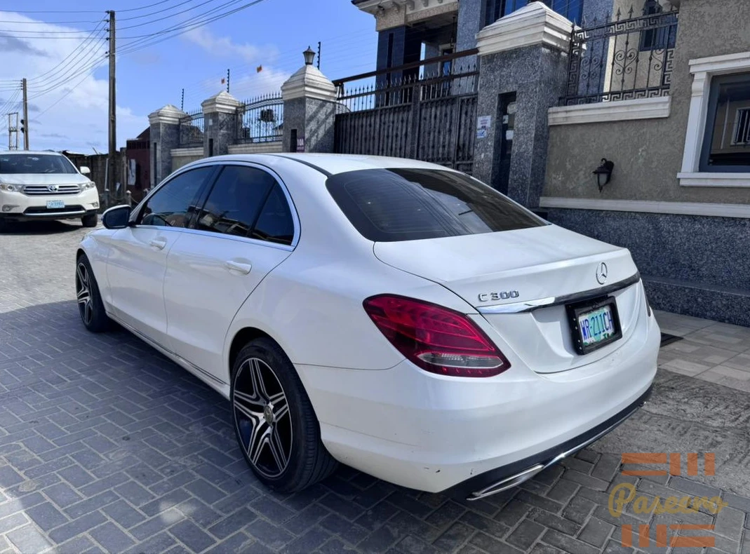 2015 Mercedes Benz C300 With Keyless RevCam and Navigation / BSM / Wheels10