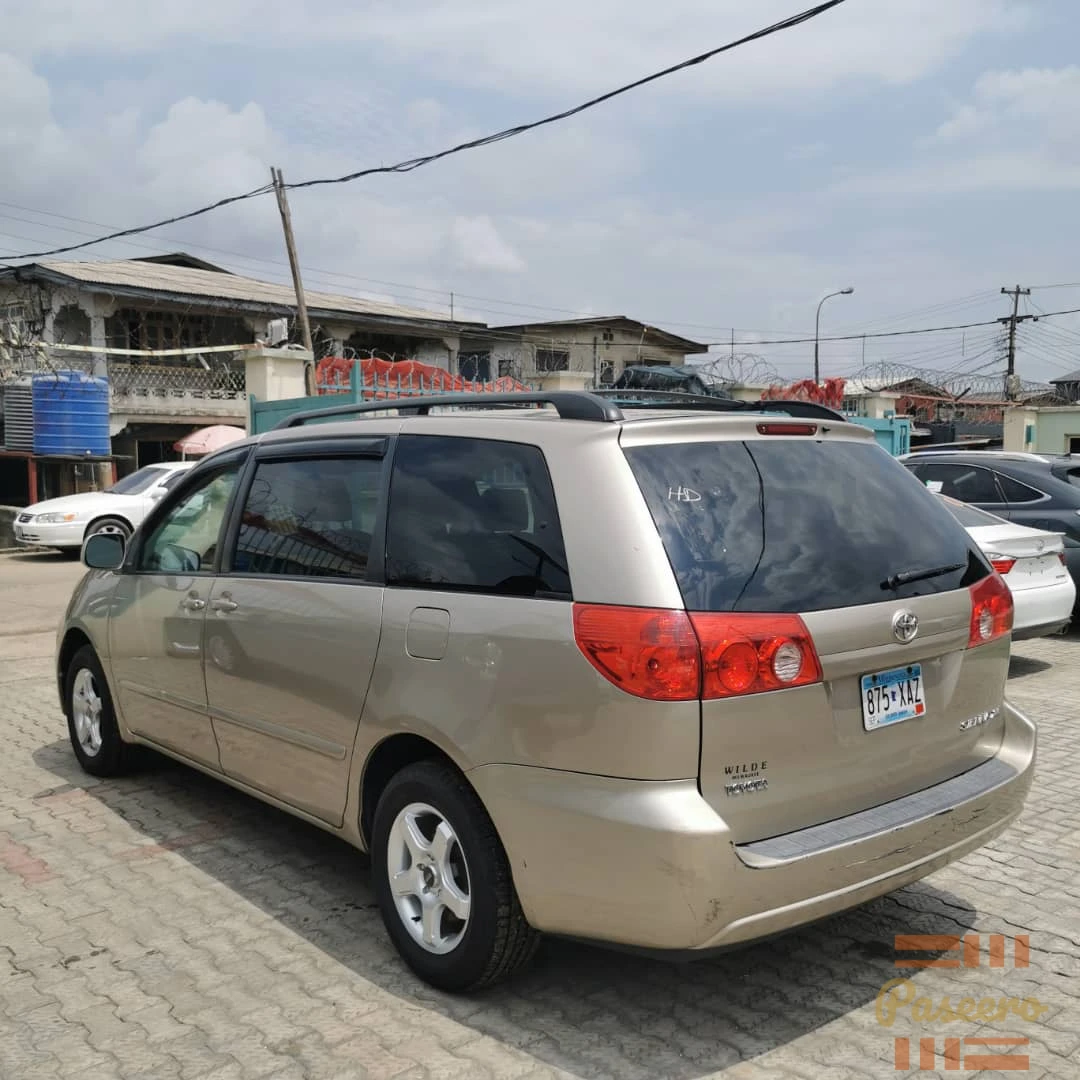 Toyota Sienna1