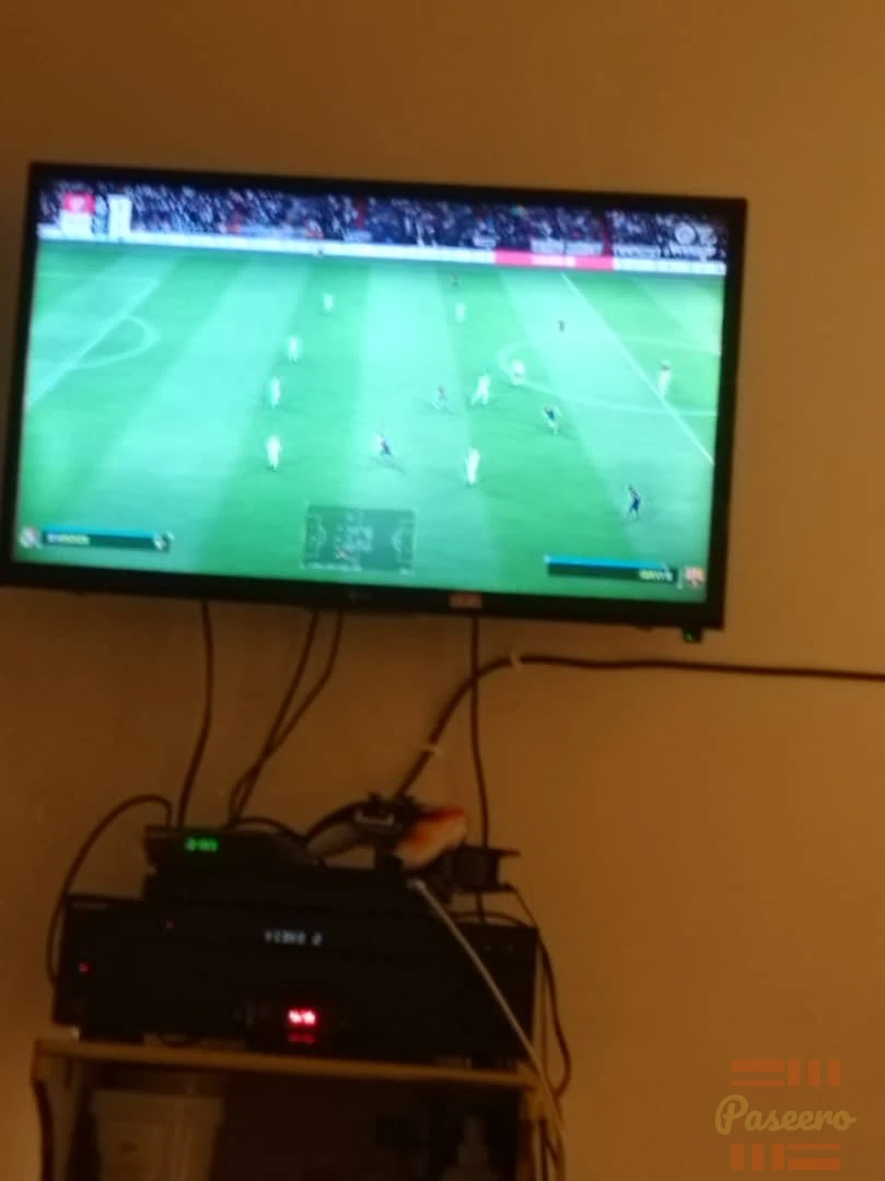 PlayStation 4 Slim with two pads1