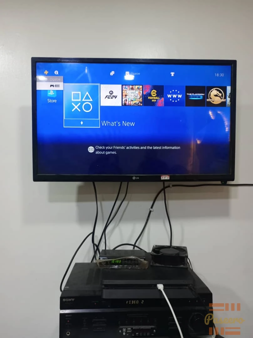PlayStation 4 Slim with two pads3