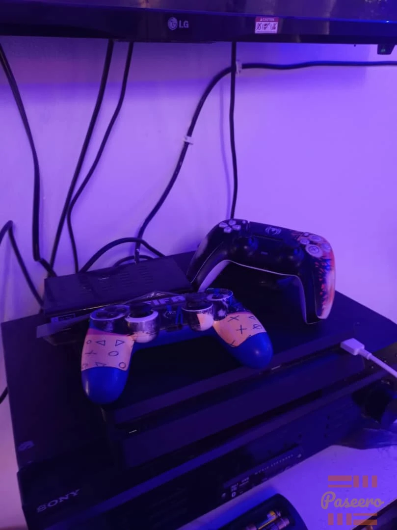 PlayStation 4 Slim with two pads