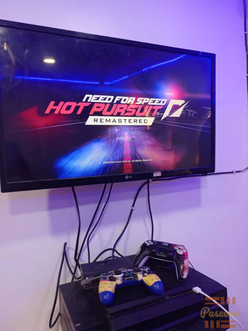 PlayStation 4 Slim with two pads4