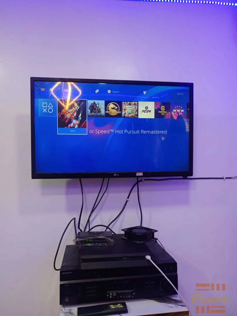 PlayStation 4 Slim with two pads2