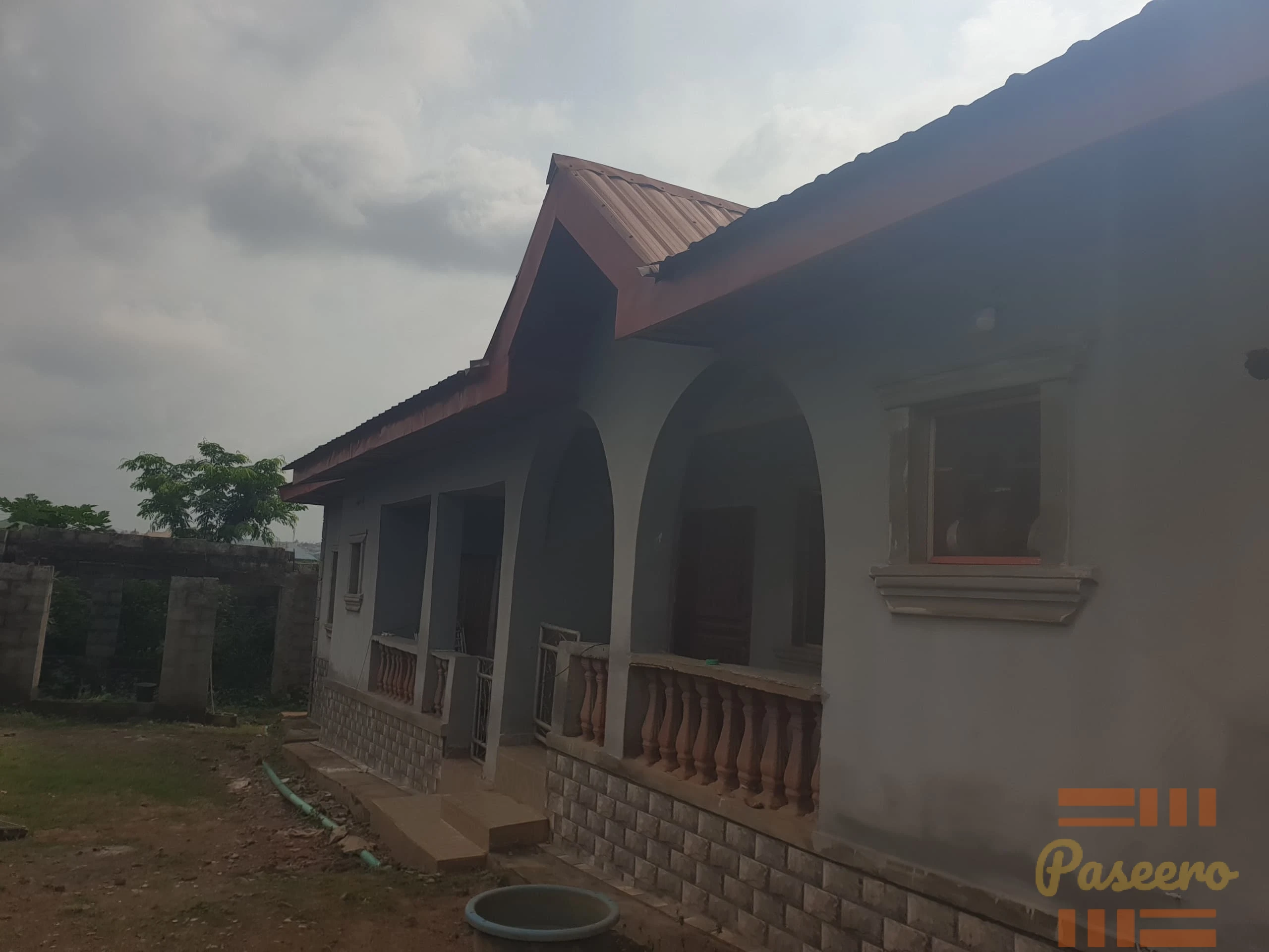 Twin 3 bedroom flat for sale with an uncompleted mini duplex at the back1