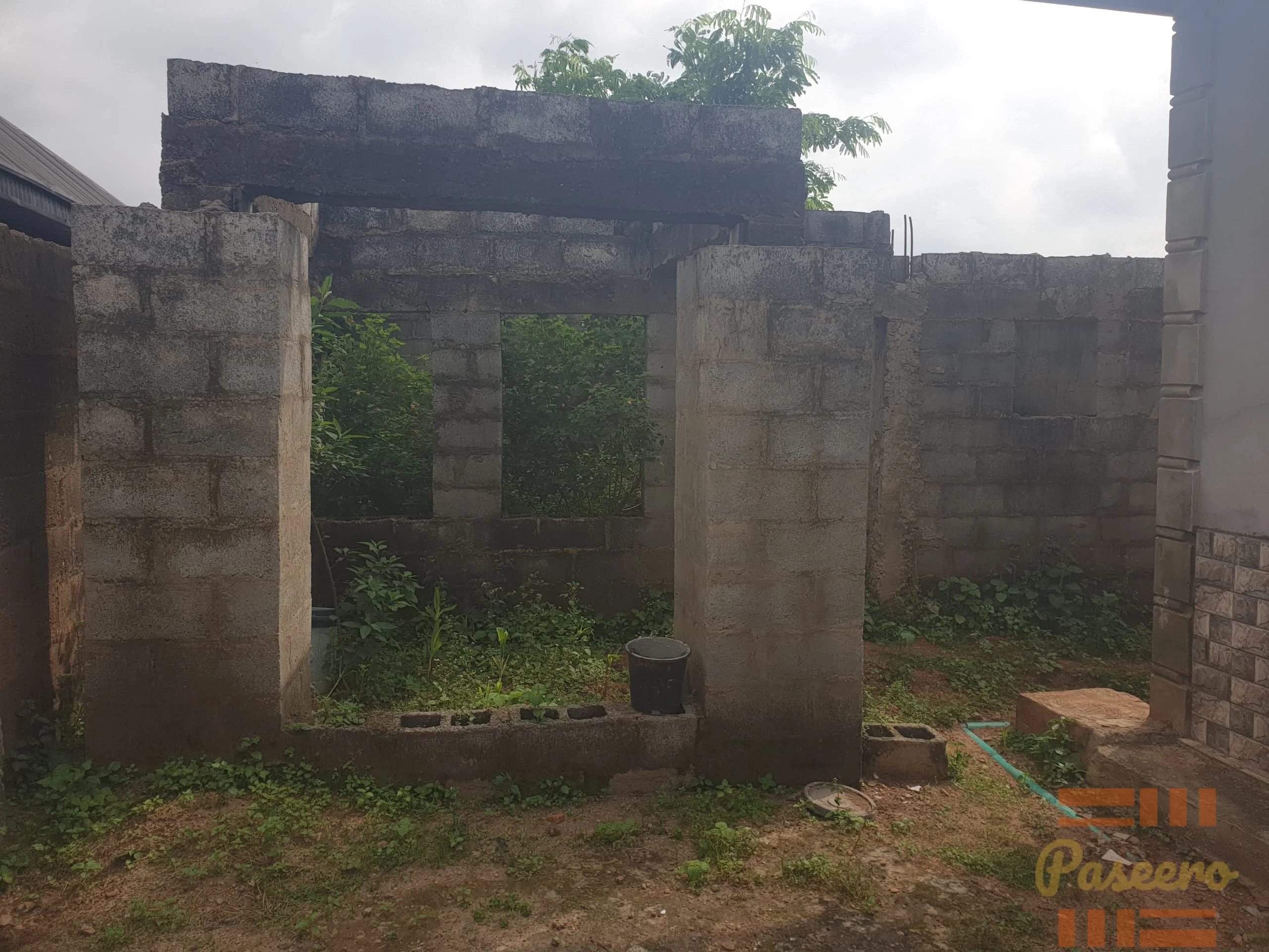 Twin 3 bedroom flat for sale with an uncompleted mini duplex at the back2