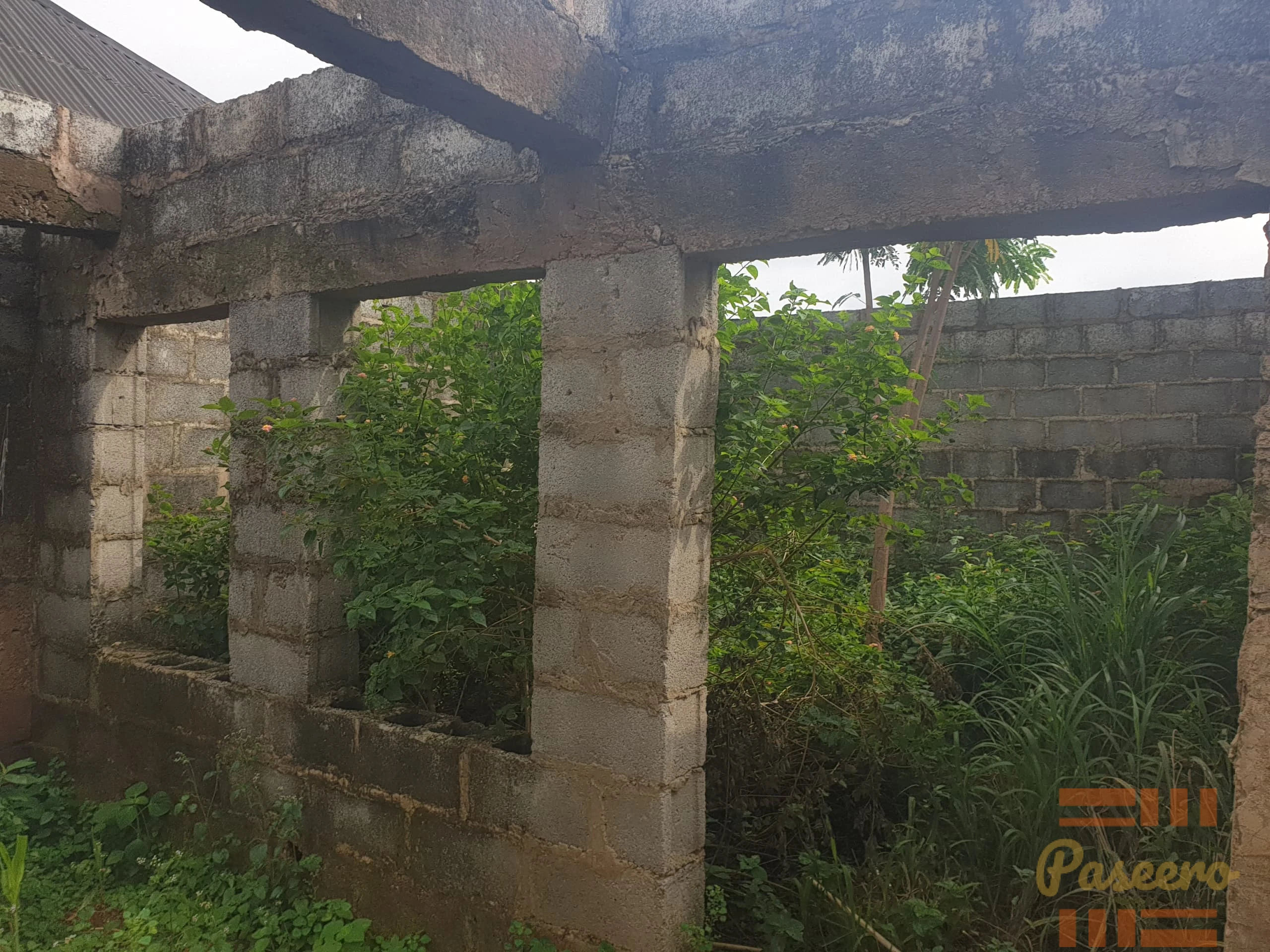Twin 3 bedroom flat for sale with an uncompleted mini duplex at the back4