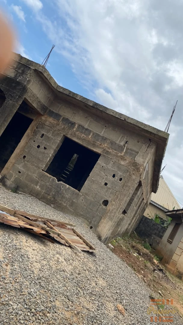 3 units of a room and parlour self, facing major road for sale
